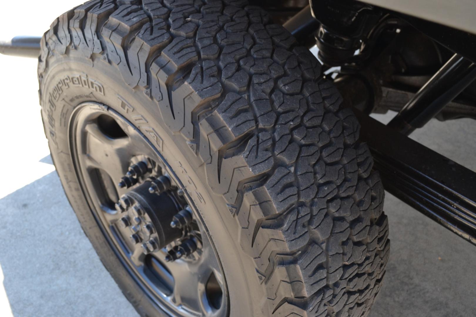 2020 WHITE /BLACK CHEVROLET 2500HD with an V8 6.6L GASOLINE engine, 6SPD AUTOMATIC transmission, located at 9172 North Fwy, Houston, TX, 77037, (713) 910-6868, 29.887470, -95.411903 - 8.5FT FLATBED, GOOSENECK HITCH, 4X4, 10,850LB GVWR , CREW CAB, WB: 158", REVERSE CAMERA, POWER WINDOWS, LOCKS & MIRRORS, TOOLBOX - Photo#7
